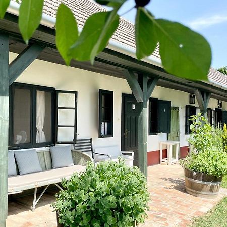 Lelle Vineyard Cottages Balatonlelle Exterior photo