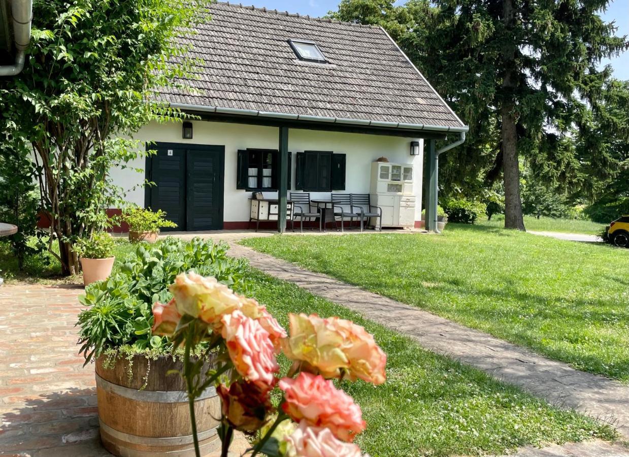 Lelle Vineyard Cottages Balatonlelle Exterior photo