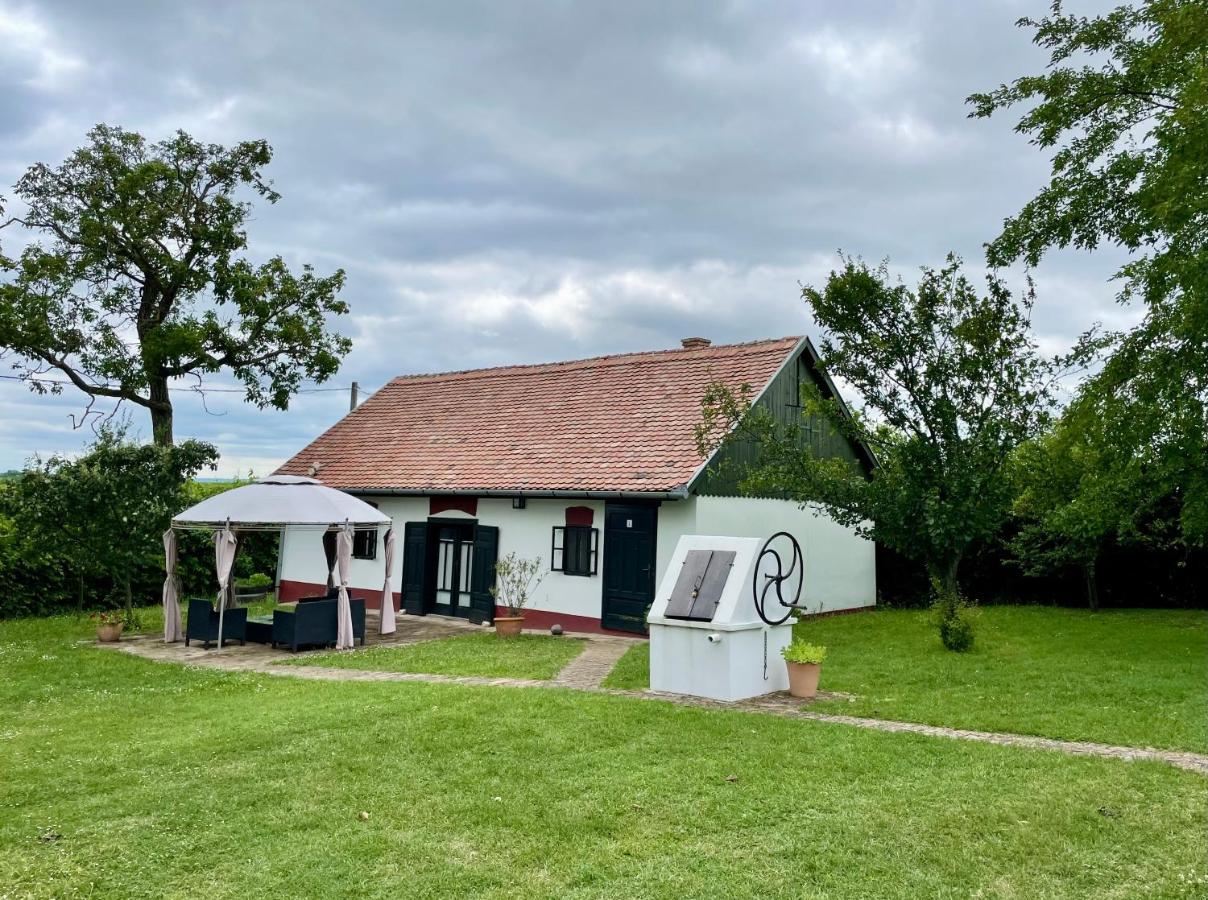 Lelle Vineyard Cottages Balatonlelle Exterior photo